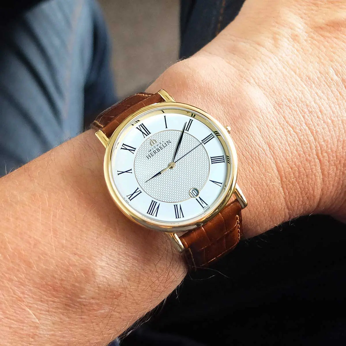 CLASSIQUE – QUARTZ – YELLOW GOLD PVD & BROWN LEATHER
