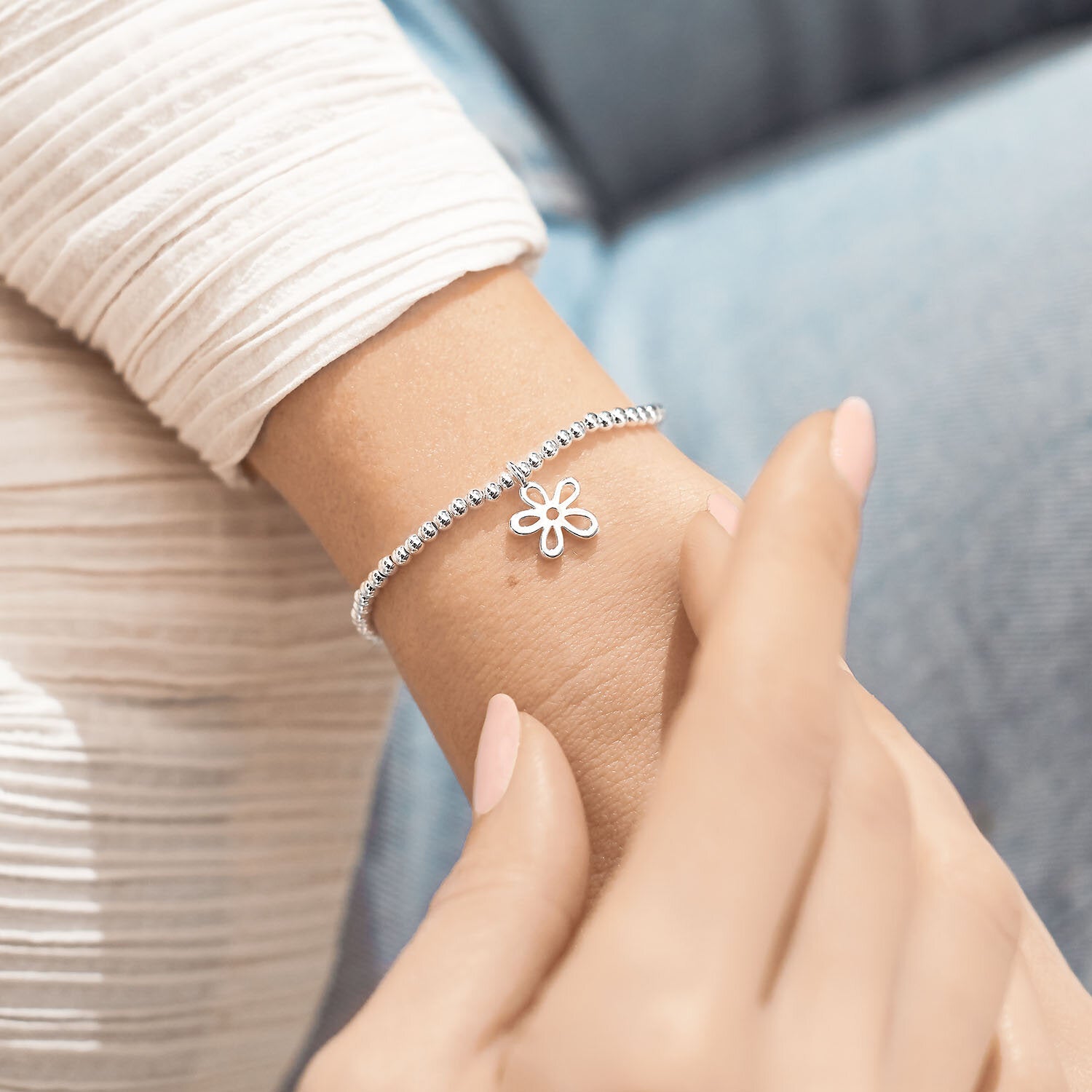 A Little 'Thinking Of You' Flower Bracelet image 1